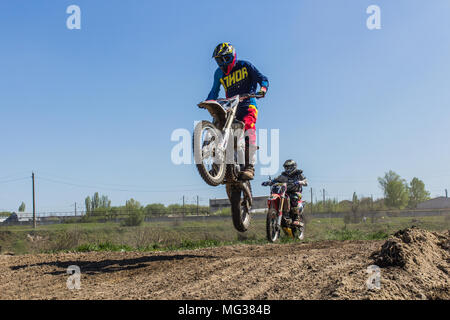 S'élance dans le motocycliste spring blue sky Banque D'Images