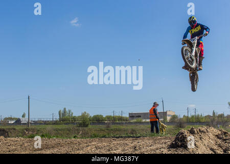 S'élance dans le motocycliste spring blue sky Banque D'Images