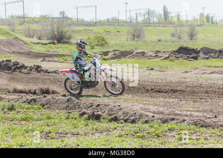 S'élance dans le motocycliste spring blue sky Banque D'Images