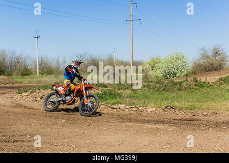 S'élance dans le motocycliste spring blue sky Banque D'Images