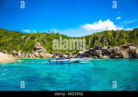 PHUKET, Thaïlande - Jan 25, 2016 : bateau de vitesse avec quatre moteurs plein de touristes à Bon Similan le Jan 25, 2016, Thaïlande. Banque D'Images