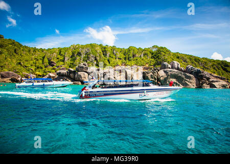 PHUKET, Thaïlande - Jan 25, 2016 : bateau de vitesse avec quatre moteurs plein de touristes à Bon Similan le Jan 25, 2016, Thaïlande. Banque D'Images