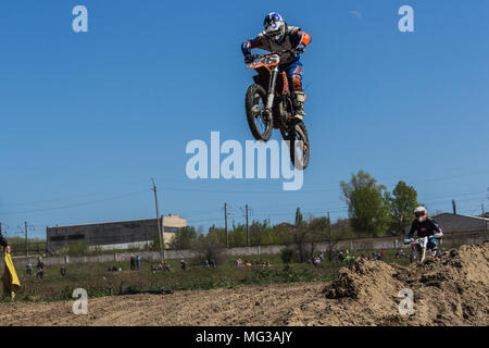 S'élance dans le motocycliste spring blue sky Banque D'Images