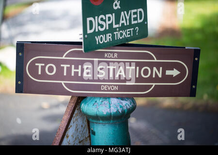 Direction station Vintage signe sur lampadaire, Devon, UK Banque D'Images