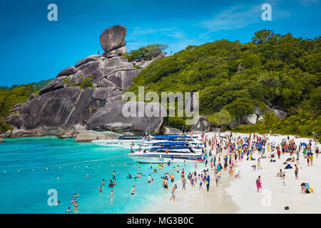 PHUKET, THAILND- Jan 25, 2016 : Tropical Beach at Similan le Jan 25, 2016 dans la mer d'Andaman, en Thaïlande. Banque D'Images