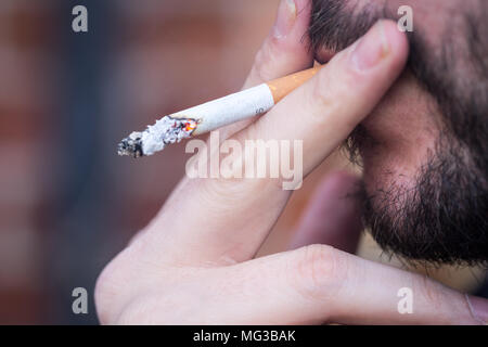 Le tabagisme, l'homme l'inhalation d'une cigarette, Close up Banque D'Images