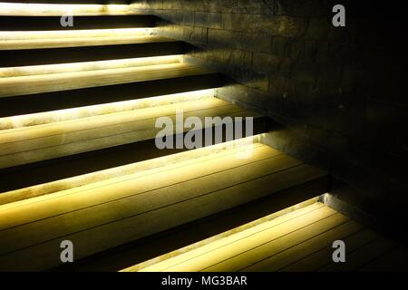 Close-up escalier en bois lumineux. Banque D'Images