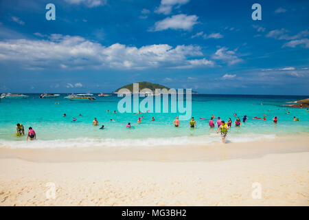 PHUKET, THAILND- Jan 25, 2016 : Tropical Beach at Similan le Jan 25, 2016 dans la mer d'Andaman, en Thaïlande. Banque D'Images