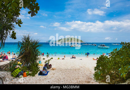 PHUKET, THAILND- Jan 25, 2016 : Tropical Beach at Similan le Jan 25, 2016 dans la mer d'Andaman, en Thaïlande. Banque D'Images