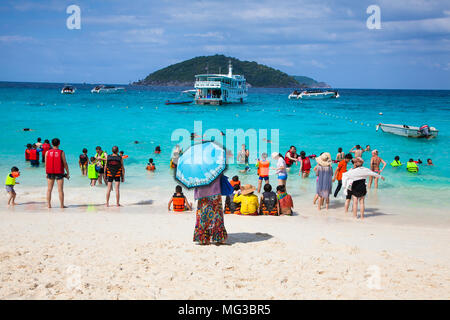 PHUKET, THAILND- Jan 25, 2016 : Tropical Beach at Similan le Jan 25, 2016 dans la mer d'Andaman, en Thaïlande. Banque D'Images