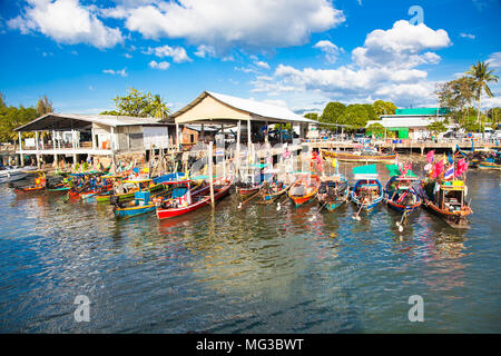 PHUKET, THAILND- Jan 25, 2016 : Les bateaux sont des bateaux à longue queue et régimes utilisés pour le tourisme et les excursions de pêche lorsqu'il est lié à l'administration portuaire Banque D'Images