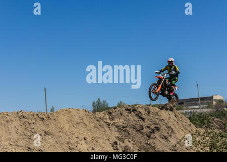 S'élance dans le motocycliste spring blue sky Banque D'Images