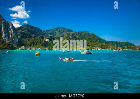 Bateaux à la baie de Ton Sai à Ko Phi Phi Island, Thaïlande. Banque D'Images