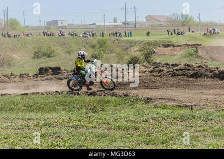 S'élance dans le motocycliste spring blue sky Banque D'Images