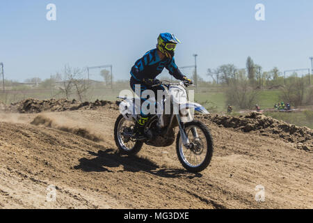 S'élance dans le motocycliste spring blue sky Banque D'Images