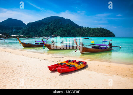 Bateaux Longtail ancrés à Ao Loh Dalum Beach sur l'île Phi Phi Don province de Krabi en Thaïlande. Koh Phi Phi Don fait partie d'un parc national marin. Banque D'Images