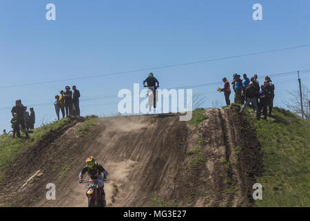 S'élance dans le motocycliste spring blue sky Banque D'Images