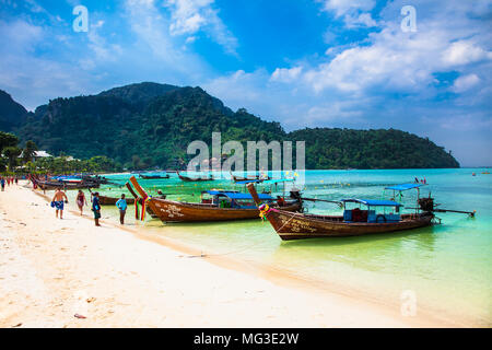 PHI PHI , THAILNAND-JAN 26, 2016 : Bateaux à Ton Sai bay à Ko Phi Phi Island le Jan 26, 2016, Thaïlande. Banque D'Images