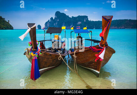 Bateaux Longtail ancrés à Ao Loh Dalum Beach sur l'île Phi Phi Don province de Krabi en Thaïlande. Koh Phi Phi Don fait partie d'un parc national marin. Banque D'Images