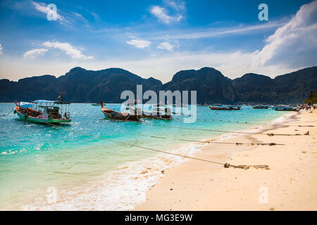 Bateaux Longtail au Carpe Diem Beach sur les îles Phi Phi. Phi Phi Islands sont une destination populaire tour de Phuket et Krabi. Banque D'Images