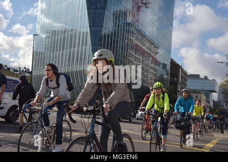 Cyclistes roulent à travers la jonction sur Blackfriars Road et Stamford Street direction nord vers Pont Blackfrairs sur l'autoroute de vélos Banque D'Images