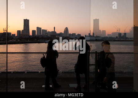 Les gens regardent le coucher du soleil sur les gratte-ciel de Yokohama, Minato Mirai depuis le quai Osanbashi à Yokohama, Kanagawa, Japon Banque D'Images