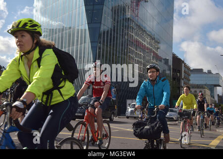 Cycliste sur un vélo Brompton à travers la jonction sur Blackfriars Road et Stamford Street direction nord vers Blackfrairs Pont sur la b Banque D'Images