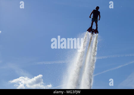 Flyboard - exposition de l'homme. Session Flyboarding dans les eaux bleu-vert. Banque D'Images