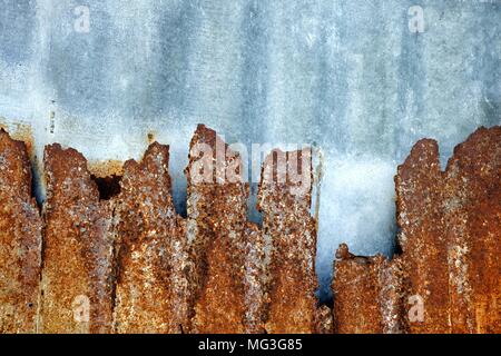 Mur de zinc rouillé avec haut de l'espace pour la texture. Banque D'Images