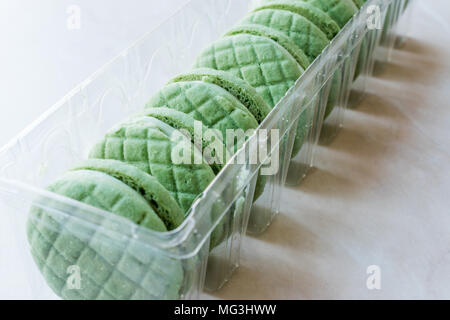 Lime ronde vert rempli de crème Cookies / Macarons dans un contenant de plastique. Apéritif bio Banque D'Images