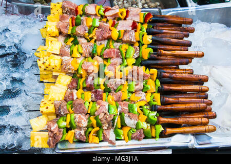 Brochettes grillées sur la Thai rue de l'île de Phi Phi, en Thaïlande. Banque D'Images