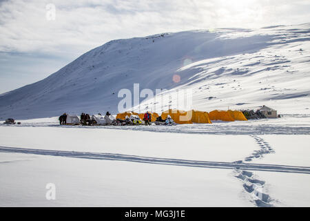 Camp de l'expédition sur les glaces de l'île de Baffin. L'arctique du Nunavut, Canada, Banque D'Images