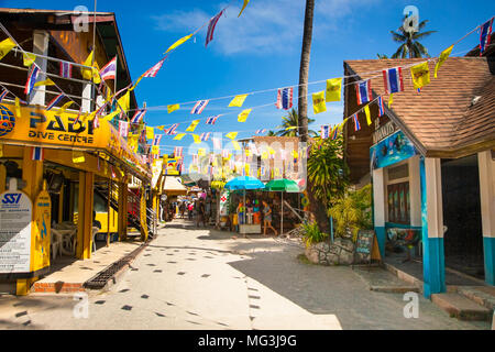 PHI PHI, THAÏLANDE-JAN 28, 2016:Les touristes boutique dans les rues du marché de la vieille ville le Jan 28, 2016. Koh Phi Phi Don dans la mer d'Andaman, Phuket, Krabi Sout Banque D'Images