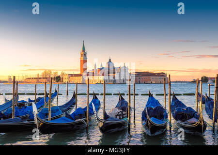 Gondoles vénitiennes au lever du soleil, Venise, Italie. Banque D'Images