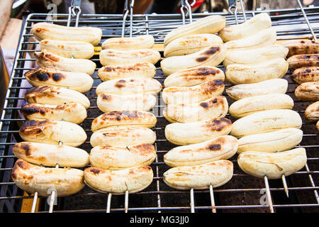 Banane Banane grillée à la vente sur le marché de rue. Bangkok, Thaïlande Banque D'Images