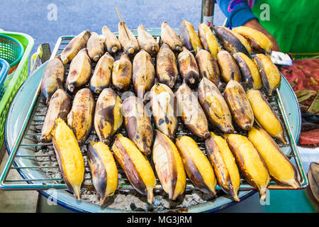 Banane Banane grillée à la vente sur le marché de rue. Bangkok, Thaïlande Banque D'Images