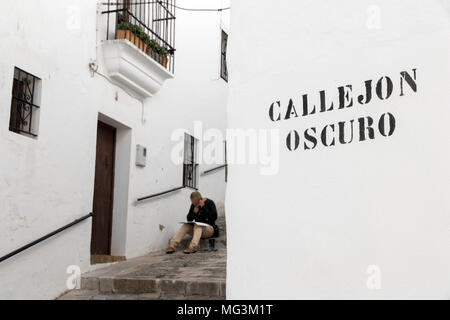 Vejer de la Frontera, Espagne. Le Callejon Oscuro (ruelle sombre ou sombre ruelle), une typique rue étroites et abruptes à Vejer, un pueblo andalou blanc Banque D'Images