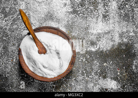 Le bicarbonate de soude dans un bol. Sur fond rustique. Banque D'Images