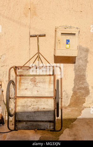 L'île de transport-style : les sections locales à l'utilisation de renseignements personnels pour transporter les marchandises des chariots sur l'Île Sainte-Marguerite, France Banque D'Images