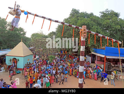 Charak Puja, au Bangladesh. 26 avril 2018. Un jeune dévot suspendu à un poteau effectue des acrobaties miraculeuse pendant le festival "Gae' ou 'Santali Parab Pata'.La partie importante de Bédeille festival est Charak Puja. La tradition de Charak Puja est tout au sujet de l'adoration de l'arbre et Charak plusieurs pénitence actes accomplis par Charak Sanyasis autour et sur l'arbre. Le GAE tree est un tronc d'un arbre sans racines ou branches. La hauteur est de 30 à 40 pieds. Le plus étonnant, c'est comment sanyasi pries Crédit : PACIFIC PRESS/Alamy Live News Banque D'Images