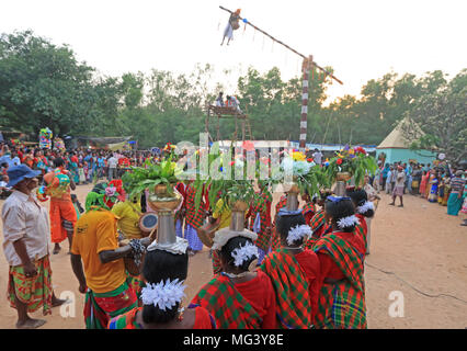 Charak Puja, au Bangladesh. 26 avril 2018. Les membres d'une communauté tribale performing singing & dancing pour célébrer 'Charak festival' ou 'Santali Parab Pata' pendant un dévot suspendu à un poteau effectue des acrobaties miraculeuse.La partie importante de Bédeille festival est Charak Puja. La tradition de Charak Puja est tout au sujet de l'adoration de l'arbre et Charak plusieurs pénitence actes accomplis par Charak Sanyasis autour et sur l'arbre. Le GAE tree est un tronc d'un arbre sans racines ou branches. Le GAE arbre est que l'on croit être le crédit fo composite : PACIFIC PRESS/Alamy Live News Banque D'Images