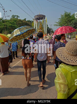 Songkran Songkran 2018, jour, Nouvel An Thaï street parade nouvellement ordonné suivant statue de Bouddha sur camionnette, Chiang Yeun, Udon Thani, Thaïlande Banque D'Images