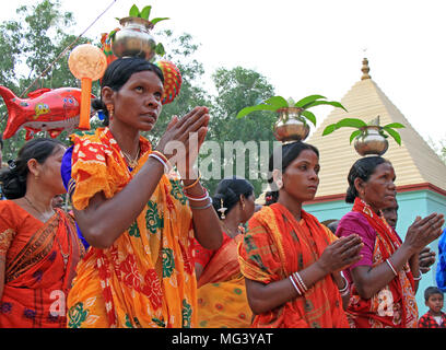 Charak Puja, au Bangladesh. 26 avril 2018. Les femmes fidèles de la communauté tribale en accomplissant des rituels pendant le 'festival Gae' ou 'Santali Parab Pata'. La partie importante de Bédeille festival est Charak Puja. La tradition de Charak Puja est tout au sujet de l'adoration de l'arbre et Charak plusieurs pénitence actes accomplis par Charak Sanyasis autour et sur l'arbre. Le GAE tree est un tronc d'un arbre sans racines ou branches. rce sh Crédit : PACIFIC PRESS/Alamy Live News Banque D'Images