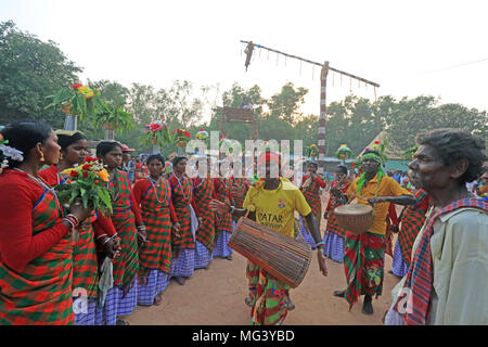 Charak Puja, au Bangladesh. 26 avril 2018. Les membres d'une communauté tribale performing singing & dancing pour célébrer 'Charak festival' ou 'Santali Parab Pata' pendant un dévot suspendu à un poteau effectue des acrobaties miraculeuse.La partie importante de Bédeille festival est Charak Puja. La tradition de Charak Puja est tout au sujet de l'adoration de l'arbre et Charak plusieurs pénitence actes accomplis par Charak Sanyasis autour et sur l'arbre. Le GAE tree est un tronc d'un arbre sans racines ou branches. Le GAE arbre est que l'on croit être le crédit fo composite : PACIFIC PRESS/Alamy Live News Banque D'Images