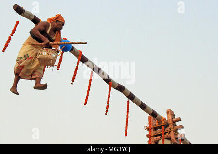 Charak Puja, au Bangladesh. 26 avril 2018. Un dévot suspendu à un poteau effectue des acrobaties miraculeuse pendant le festival "Gae' ou 'Santali Parab Pata'.La partie importante de Bédeille festival est Charak Puja. La tradition de Charak Puja est tout au sujet de l'adoration de l'arbre et Charak plusieurs pénitence actes accomplis par Charak Sanyasis autour et sur l'arbre. Le GAE tree est un tronc d'un arbre sans racines ou branches. Credit : PACIFIC PRESS/Alamy Live News Banque D'Images