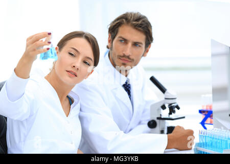 Équipe de biologistes chercheurs travaillant dans les laboratoires Banque D'Images