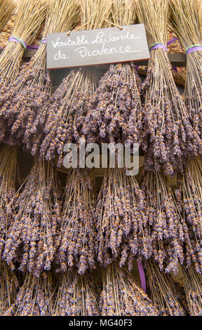 Bouquets de lavande séchée en vente à la distillerie Agnels à Apt, dans le sud de la France Banque D'Images