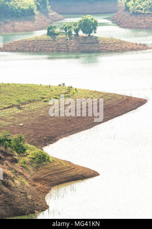 Après-midi ensoleillé sur le coteau du lac hydrogène Ta bouse. Banque D'Images