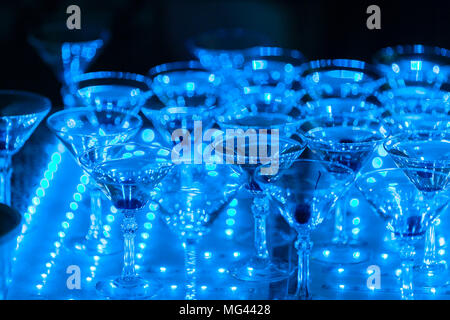 Pyramide de verre de champagne sur la fête de mariage. Tour de verres de vin Banque D'Images