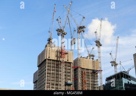 Grues à tour sur la nouvelle Place Southbank partiellement remplis d'habitation immeubles le développement à Londres SE1 Banque D'Images